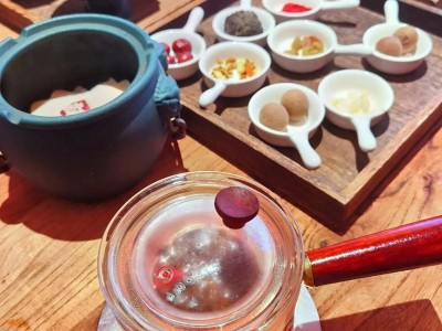 茶馆里的未完故事，倒扣的碗与预留座的神秘寓意