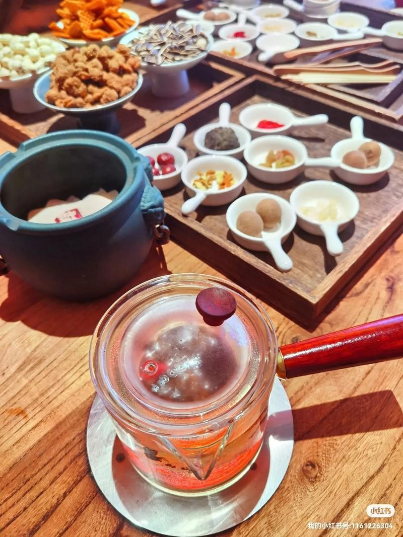 茶馆里的未完故事，倒扣的碗与预留座的神秘寓意