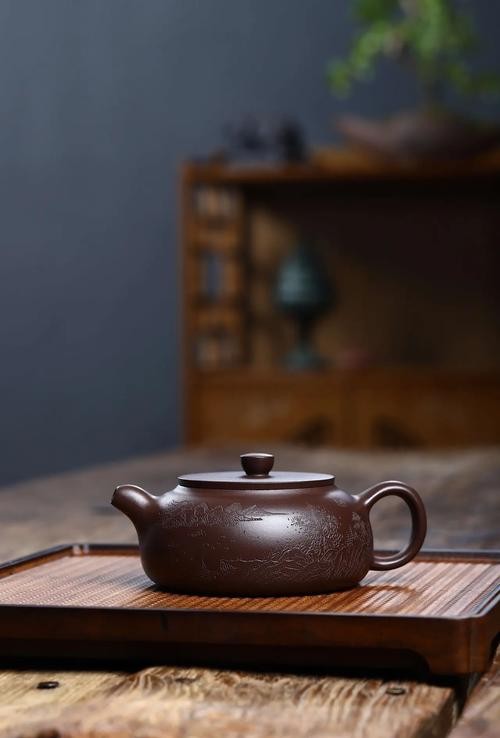 茶香邃远,与陌生人的意外共鸣在滚烫的壶中绽放