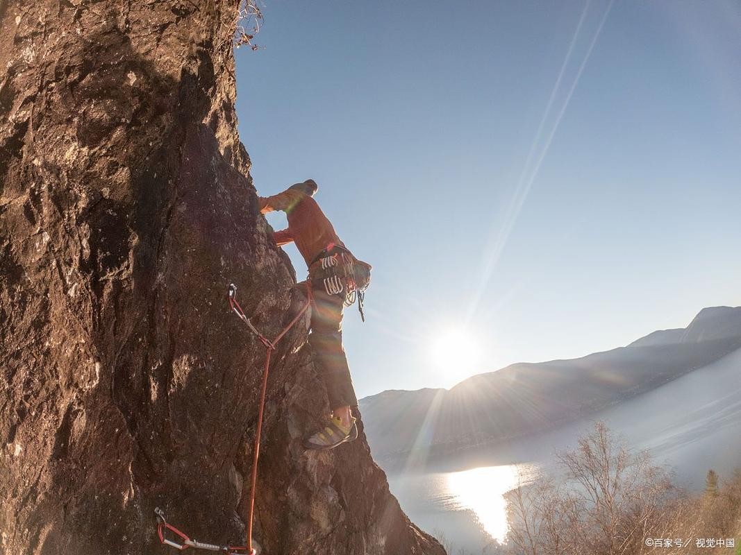 单手一足的雪山求生，坚韧之旅
